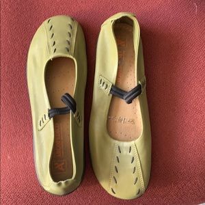 Arcopedico Shawna flats olive size 9, like new